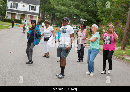 Detroit, Michigan - Mitglieder drei Meilen Block Club Dance in einer blockierten Straße während einer Nachbarschaft Block Party. Stockfoto