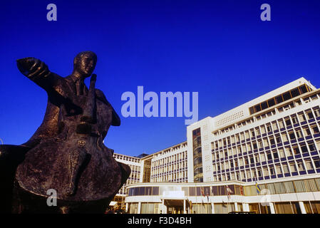 Statue des Dänischen Cellisten Erling Blondal Bengtsson, von Bildhauer Olof Palsdotti, Reykjavik. Island. Ca. 1990 s Stockfoto