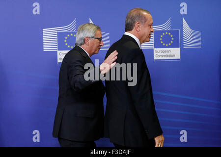 Brüssel, Belgien. 5. Oktober 2015. Europäischen Kommission Präsident Jean-Claude Juncker (L) begrüßt Türkeis Präsident Recep Tayyip Erdogan Hauptquartier der Europäischen Kommission in Brüssel, Belgien, 5. Oktober 2015. © Ihr Pingfan/Xinhua/Alamy Live-Nachrichten Stockfoto