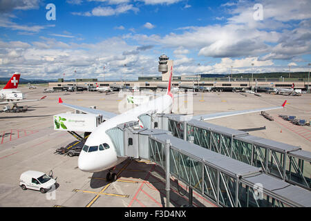 Zürich - 21.September: Flugzeuge vorbereiten nehmen Sie im Terminal A des Flughafens Zürich am 21. September 2014 in Zürich, richtet Stockfoto