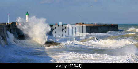Touristen auf der Suche auf Wellen, die in Steg bei Sturm an Saint-Valéry-En-Caux, Normandie, Frankreich Stockfoto