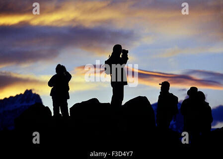 Tourist, beobachten den Sonnenaufgang über Zermatt und das Matterhorn. Schweiz. Europa Stockfoto