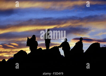 Tourist, beobachten den Sonnenaufgang über Zermatt und das Matterhorn. Schweiz. Europa Stockfoto