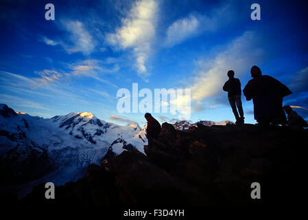 Wanderer, die den Sonnenaufgang über dem Matterhorn-Bergkette zu beobachten. Schweiz. Europa Stockfoto