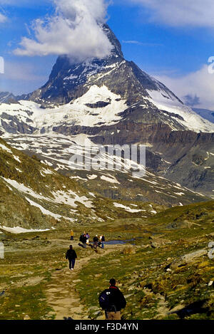 Wanderer auf dem Wanderweg mit dem Matterhorn im Hintergrund. Zermatt, Schweiz. Europa Stockfoto