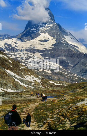 Wanderer auf dem Wanderweg mit dem Matterhorn im Hintergrund. Zermatt, Schweiz. Europa Stockfoto