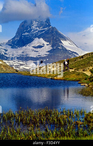 Wanderer auf dem Wanderweg am Riffelsee mit dem Matterhorn im Hintergrund. Zermatt, Schweiz. Europa Stockfoto