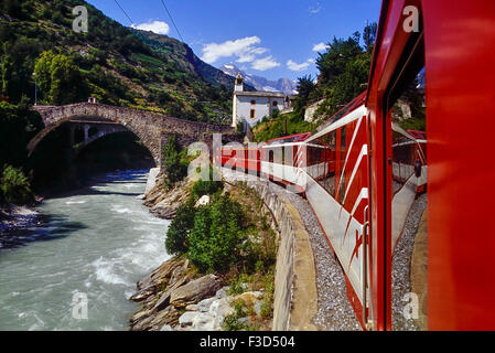 Glacier Express Bahnhof vorbei Ritibrücke in Neubrück (Stalden), Schweiz. Stockfoto