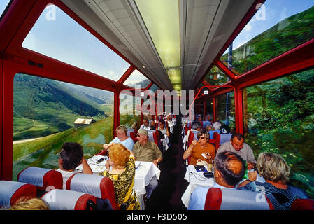 Passagiere an Bord der Glacier Express. Schweiz. Europa Stockfoto