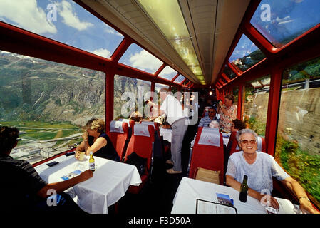 Passagiere an Bord der Glacier Express. Schweiz. Europa Stockfoto