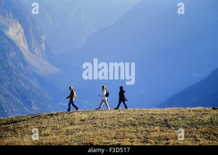 drei Frauen wandern über den alpinen Ferienort Zermatt. Schweiz. Europa Stockfoto