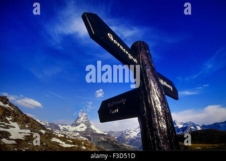 Wandern Wegweiser neben dem Matterhorn, Zermatt. Die Schweiz. Europa Stockfoto