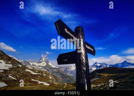 Wandern Wegweiser neben dem Matterhorn, Zermatt. Die Schweiz. Europa Stockfoto