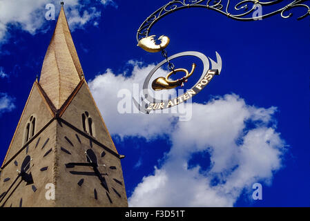 Die reformierte Kirche St. Johann in Davos ist bekannt für seine Turmspitze, die durch das Wetter verdreht worden. Schweiz. Europa Stockfoto