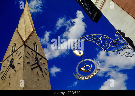 Die reformierte Kirche St. Johann in Davos ist bekannt für seine Turmspitze, die durch das Wetter verdreht worden. Schweiz. Europa Stockfoto