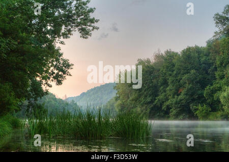 Frühling Landschaftsblick auf den Fluss Siwerskyj Donez schönen blauen Himmel in der Nähe von Svyatogorsk Lavra Stockfoto