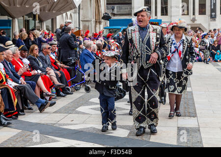 Pearly Kings & Königinnen nehmen Teil In einer Prozession an der Pearly Kings und Queens Ernte-Festival, das Rathaus, London, UK Stockfoto