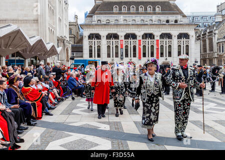 Pearly Kings & Königinnen nehmen an einer Prozession während Pearly Kings und Queens Ernte-Festival, die Guildhall, London Stockfoto