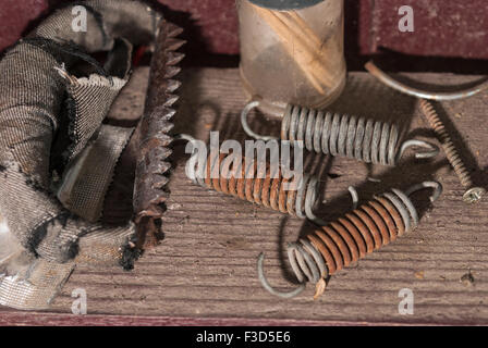 Rusty-tools auf der alten unordentlich aus Holz Werkbank Nahaufnahme. Stockfoto