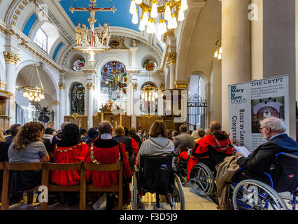 Die jährliche Pearly Kings und Queens Harvest Festival Church Service Held am St. Mary-le-Bow Chuch, London, UK Stockfoto