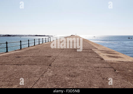 Lange Wellenbrecher an Elizabeth Castle in St. Helier Dehnung 1,5 Meilen Stockfoto