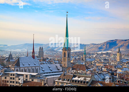 Stadtzentrum und berühmten Zürcher Kirchen mit frischem Schnee bedeckt Stockfoto