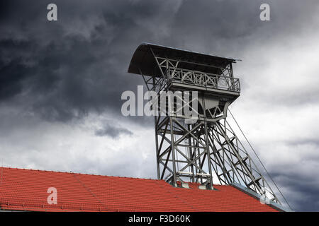 Dunkle Wolken über Welle Bergbau - Bergbau das Konzept des Bankrotts. Stockfoto