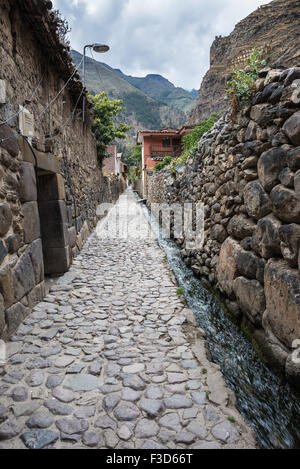 Steinmauern, Gebäude, Bowlingbahn und Kanal in Ollantaytambo, Inka-Stadt der Heiligen Tal, große Reiseziel in der Region Cusco, Stockfoto