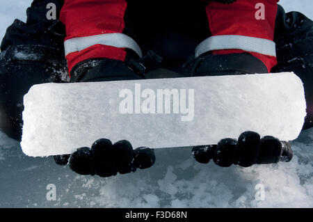 Ein Wissenschaftler hält einem Eisbohrkern vor kurzem aus dem arktischen Ozean Icepack gebohrt. Stockfoto