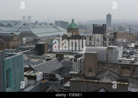 Glasgow, Scotland, UK - 5. Oktober 2015: UK Wetter - Rosa "1. Zeichen der Herbst Farbe" Werbung Horten an einem grauen, nassen Tag in Glasgow - Blick vom "The Lighthouse" Credit: Kayrtravel/Alamy Live-Nachrichten Stockfoto