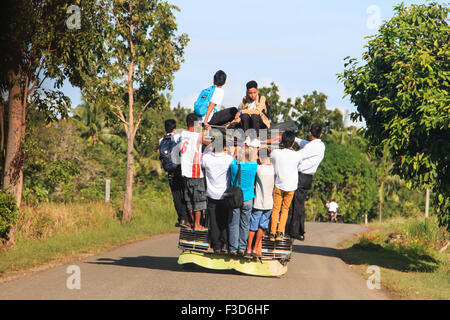 Bohol, Philippinen - 12. Januar 2015: Menschen in bunten traditionellen Bus Jeepney auf den Philippinen. Stockfoto