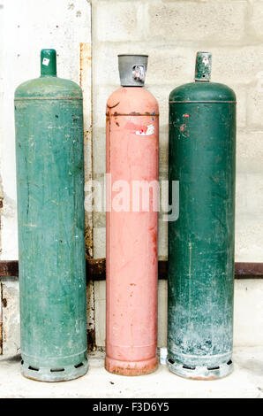 Farbige große Gasflaschen in der Straße, grün, rot Stockfoto