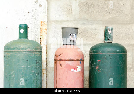 Farbige große Gasflaschen in der Straße, grün, rot Stockfoto