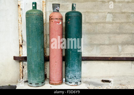 Farbige große Gasflaschen in der Straße, grün, rot Stockfoto