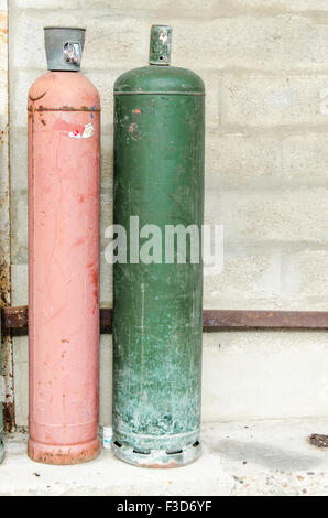 Farbige große Gasflaschen in der Straße, grün, rot Stockfoto