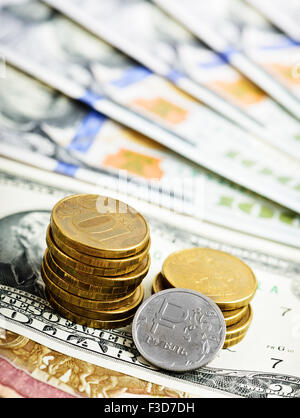 Rubel Münzen und Banknoten auf US-Dollar Hintergrund Stockfoto