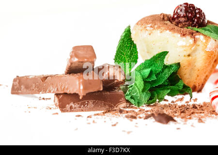 Muffins mit Schokolade mit Minze dekoriert Stockfoto