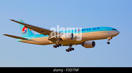 Zürich - 18.Juli: Boeing-777-Korean Air Landung in Zürich nach Kurzstreckenflug auf 18. Juli 2015 in Zürich, Schweiz. FLORAKO Stockfoto