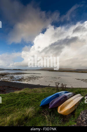 Drei umgedrehten bunten Kajaks am Strand auf der Isle Of Skye. Stockfoto