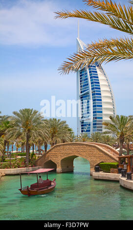 DUBAI, Vereinigte Arabische Emirate - APRIL 18: Blick auf das Hotel Burj Al Arab vom Souk Madinat Jumeirah. 18. April 2014 in Dubai. Madinat Jumeirah ist l Stockfoto