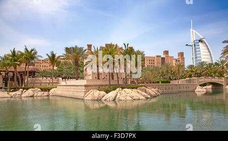 DUBAI, Vereinigte Arabische Emirate - APRIL 18: Blick auf das Hotel Burj Al Arab vom Souk Madinat Jumeirah. 18. April 2014 in Dubai. Madinat Jumeirah ist l Stockfoto