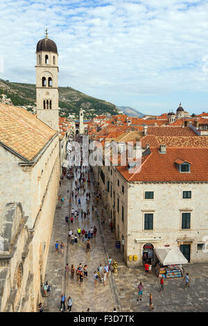 Ansicht des geschäftigen Stradun oder Placa, die Hauptstraße in der Altstadt von Dubrovnik, Kroatien, von oben. Stockfoto