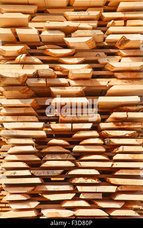 Stapel von neuen hölzernen Stollen auf dem Holzplatz Stockfoto