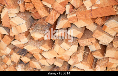 Stapel von neuen hölzernen Stollen auf dem Holzplatz Stockfoto
