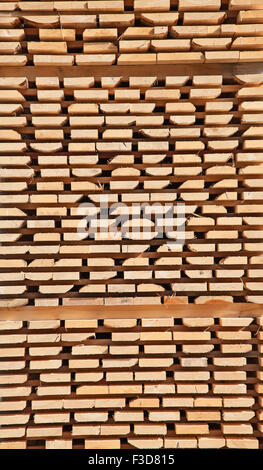 Stapel von neuen hölzernen Stollen auf dem Holzplatz Stockfoto