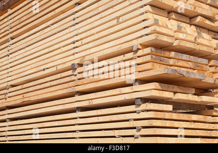Stapel von neuen hölzernen Stollen auf dem Holzplatz Stockfoto