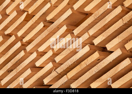 Stapel von neuen hölzernen Stollen auf dem Holzplatz Stockfoto