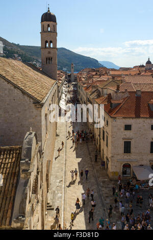 Ansicht des geschäftigen Stradun oder Placa, die Hauptstraße in der Altstadt von Dubrovnik, Kroatien, von oben. Stockfoto