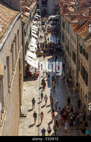 Touristen am Stradun oder Placa, die Hauptstraße in der Altstadt von Dubrovnik, Kroatien. Stockfoto