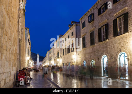 Blick auf belebten Stradun oder Placa, die Hauptstraße in der Altstadt von Dubrovnik, Kroatien, in der Nacht. Stockfoto